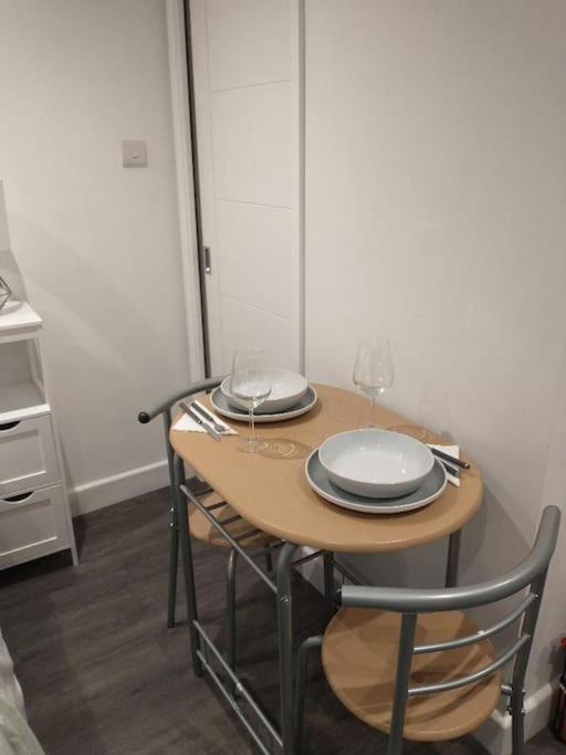 Cosy Garden Studio Room Minimum Two Night Booking Brighton Exteriör bild