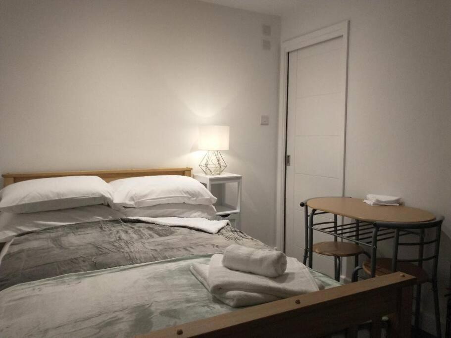 Cosy Garden Studio Room Minimum Two Night Booking Brighton Exteriör bild